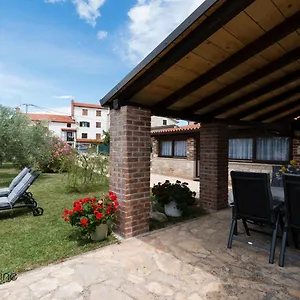 Ferienhaus Charming Stone By The Sea, Umag